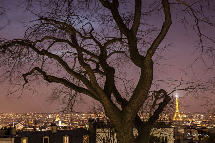night view of Paris and Eiffel tower from Montmartre. Pablo Munini