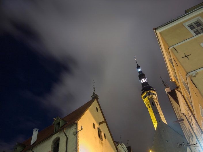 Tallin town hall and surrounding buildings in old town. Pablo Munini.